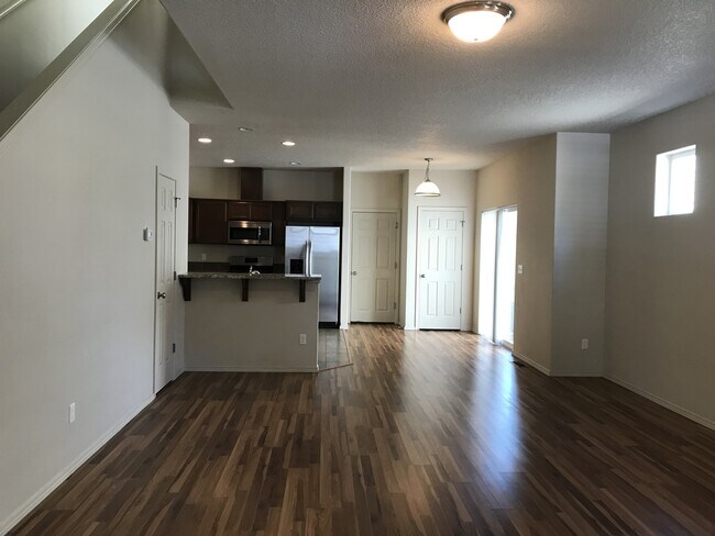 Building Photo - Well Maintained, High Ceilings, Bonus Room...