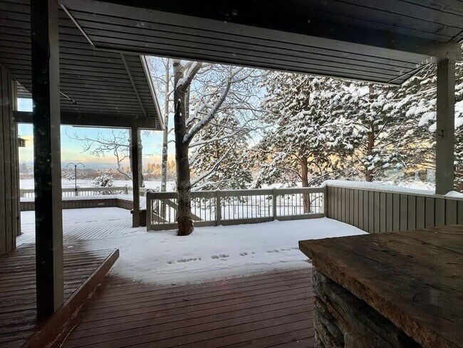 Foto del edificio - HUGE Custom-Designed Dream Home bordering ...