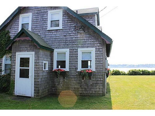 Building Photo - 11 Shore Dr