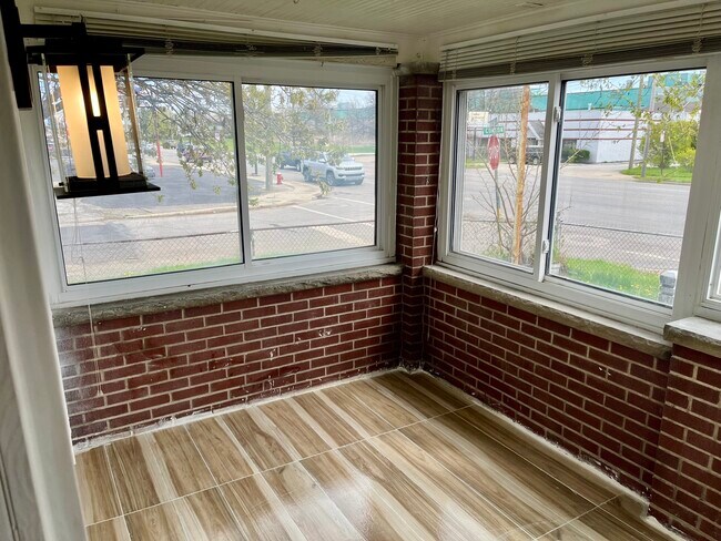 Building Photo - 1502 W Alexis Rd
