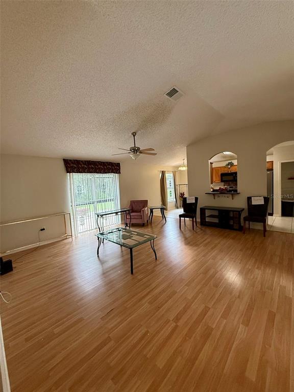 Foto del edificio - 232 Strawflower Ct
