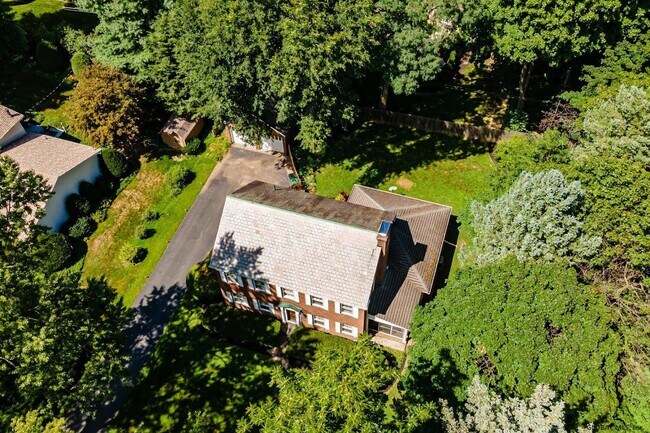 Building Photo - 11 Ross Ct