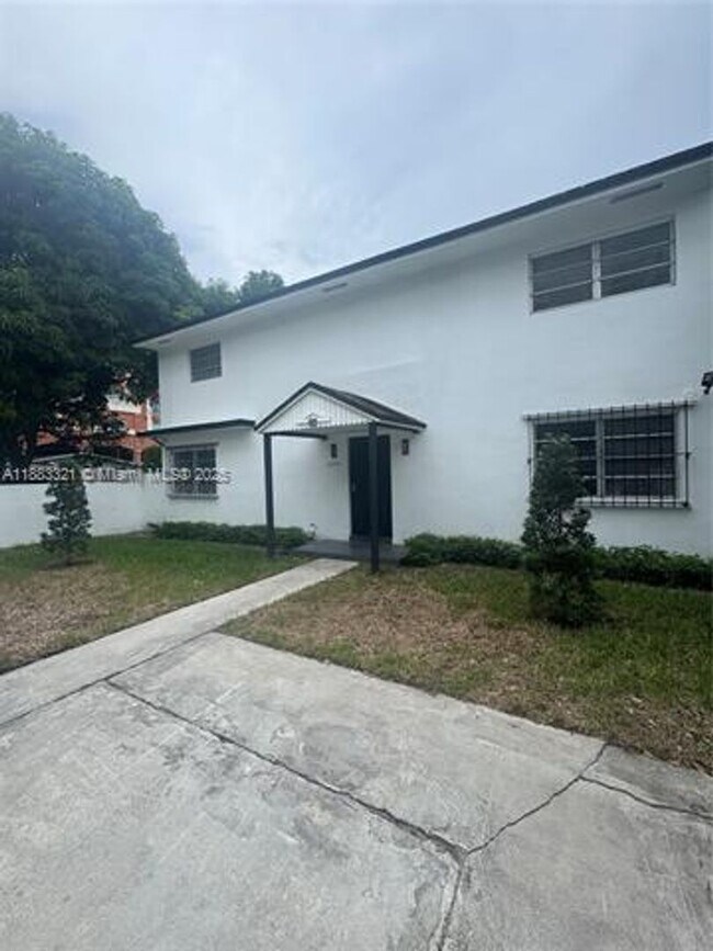 Foto del edificio - 3240 SW 22nd Terrace