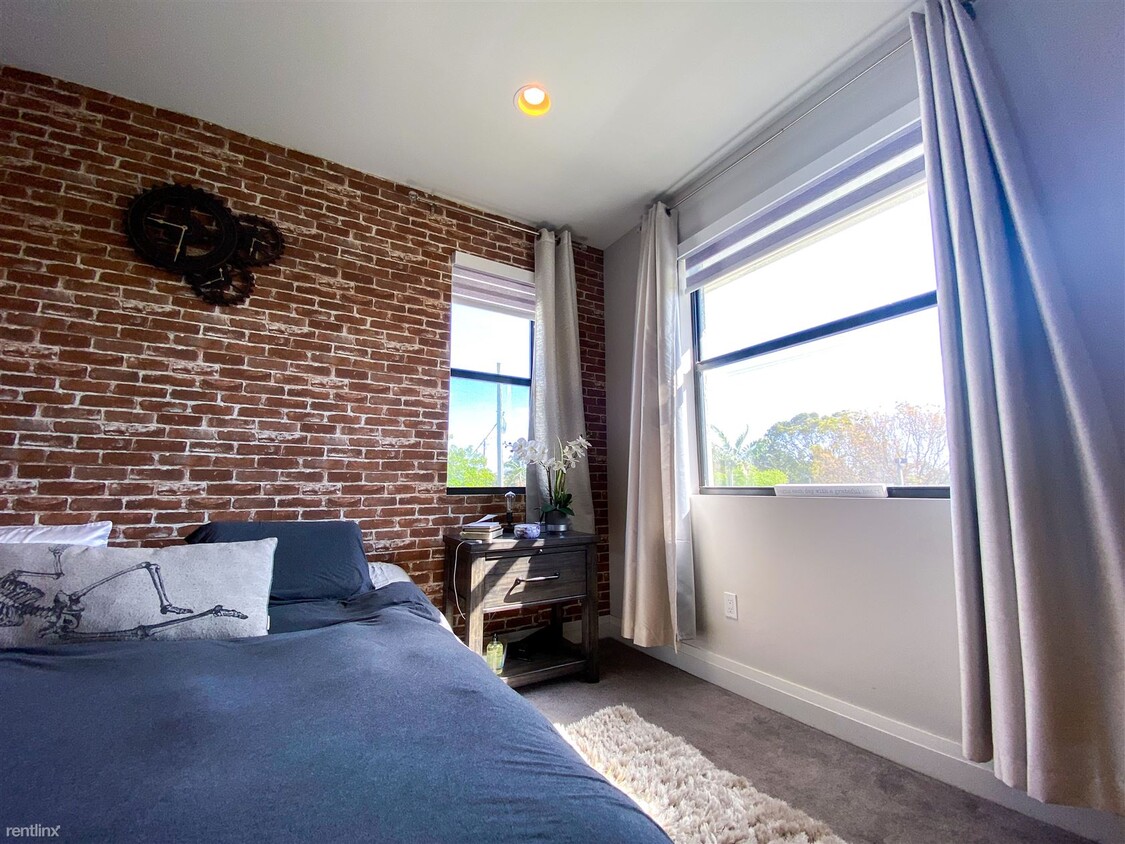 Foto del edificio - 3 br, 2.5 bath House - 1101 NE 3rd Ave