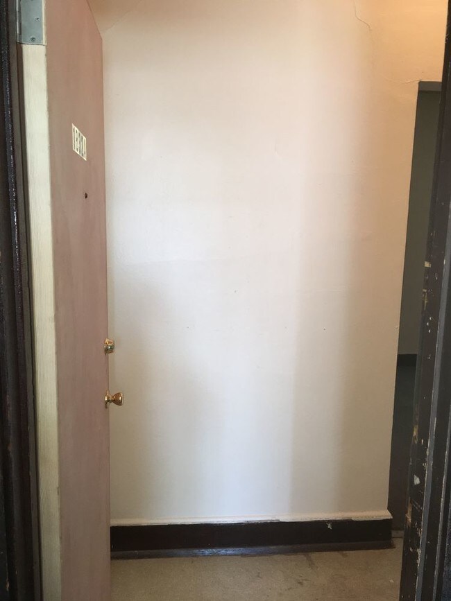 Building Photo - 1832A S. 18th Street - Lower Studio