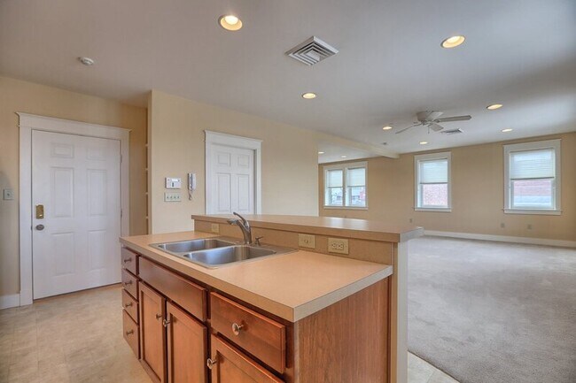 Foto del edificio - 353 W King St