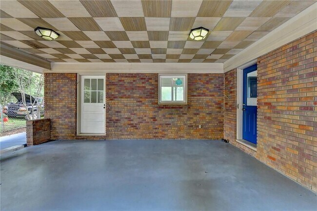 Building Photo - 6085 Glenridge Dr