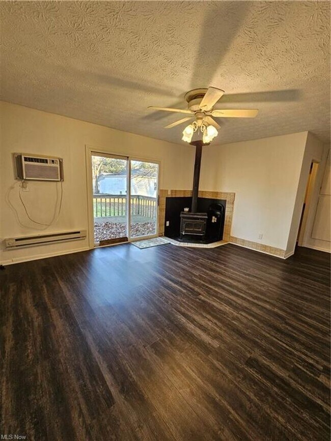 Foto del edificio - 2bd/1bth Duplex in Kent with detached garage