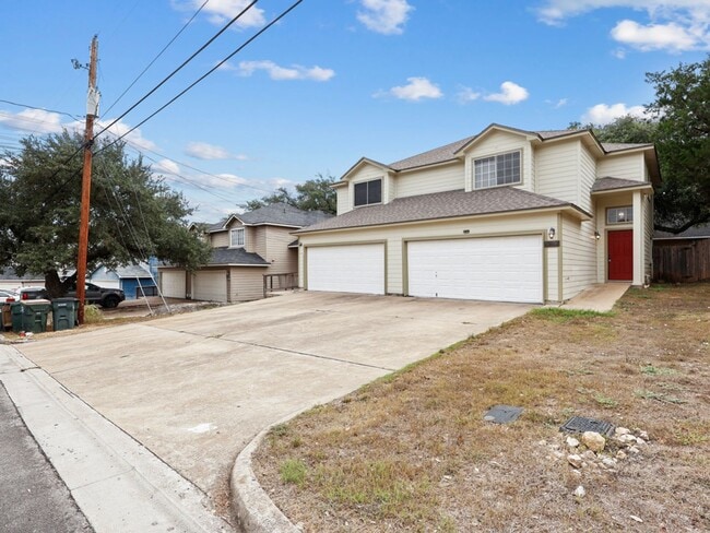 Building Photo - Stylish & Spacious 3-Bedroom Home Perfect for Students and Families