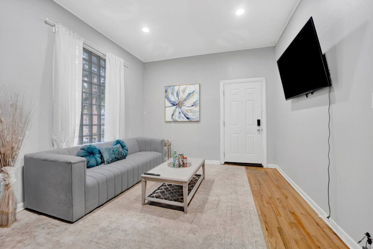 Primary Photo - 1205 W Oakdale Ave