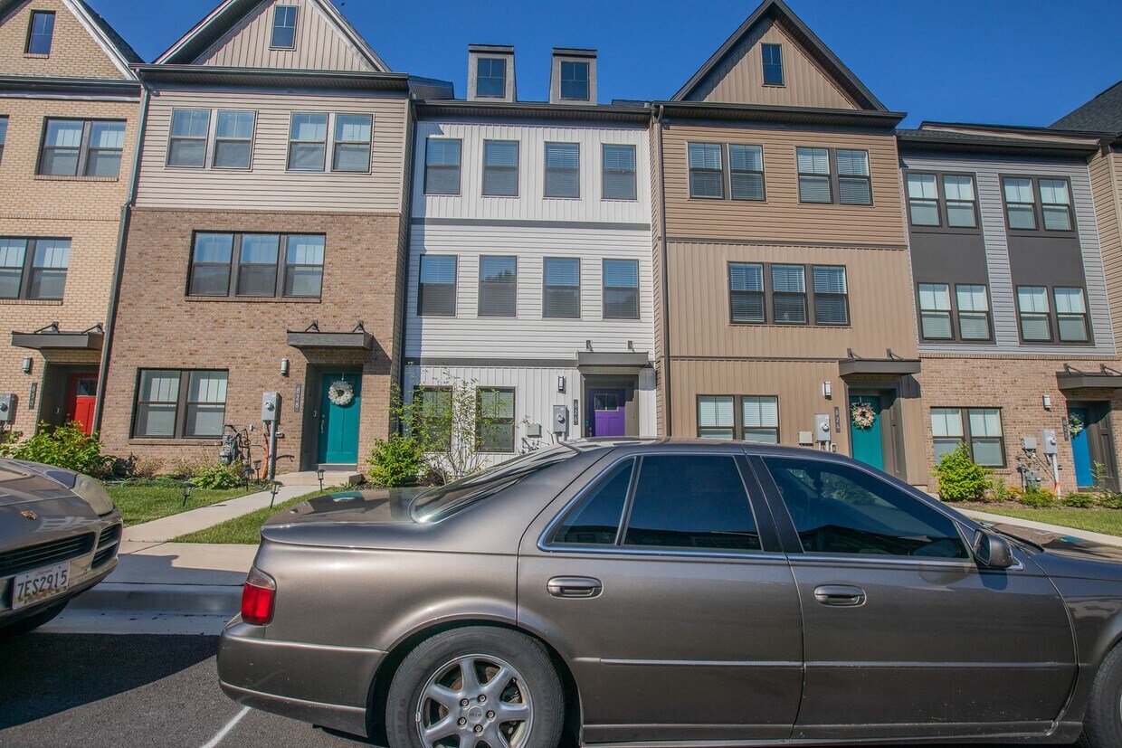Primary Photo - Gorgeous 3 BR/3.5 BA Townhome in Glen Burnie!