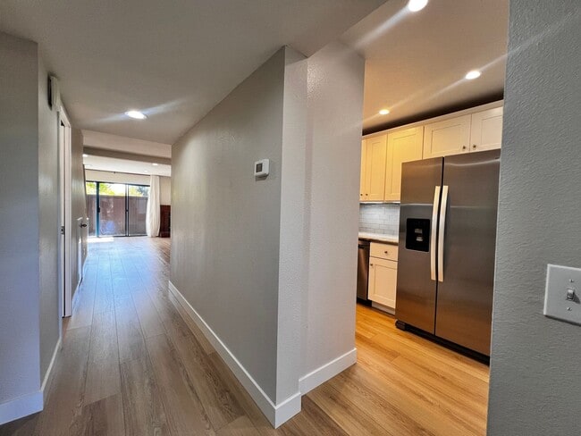 Building Photo - Updated 2-Bedroom Townhome in Novato