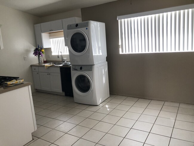 Foto del edificio - 794 W 18th St