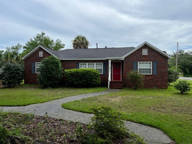 Building Photo - Enjoy the East Hill Charm with a $200 off ...