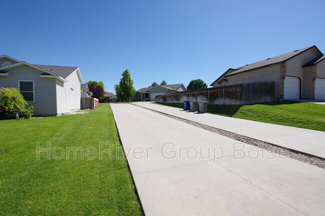Building Photo - 439 W Wycliff Dr