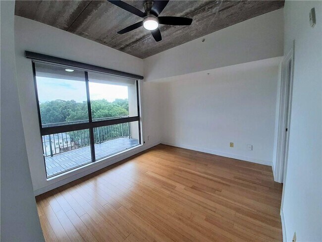 Building Photo - 563 Memorial Dr SE