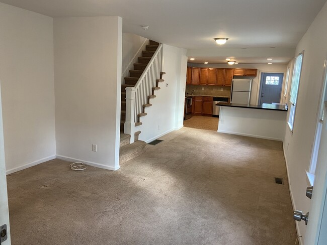 Salón (moderno de concepto abierto) con vistas al comedor/cocina. - 114 Morgan Ave