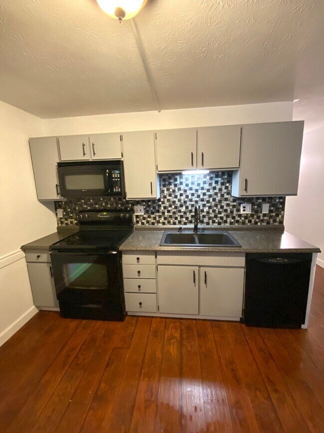 Kitchen - 2331 E Market St