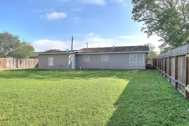 Foto del edificio - 10921 Shady Ln