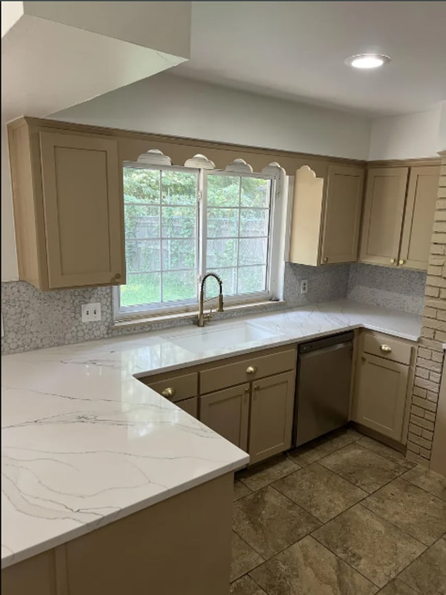 Building Photo - 4 Bed | 2 Bath in South Tulsa!