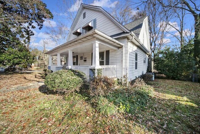 Foto del edificio - BEAUTIFULLY REMODELED 4 BEDROOM HOME IN HI...