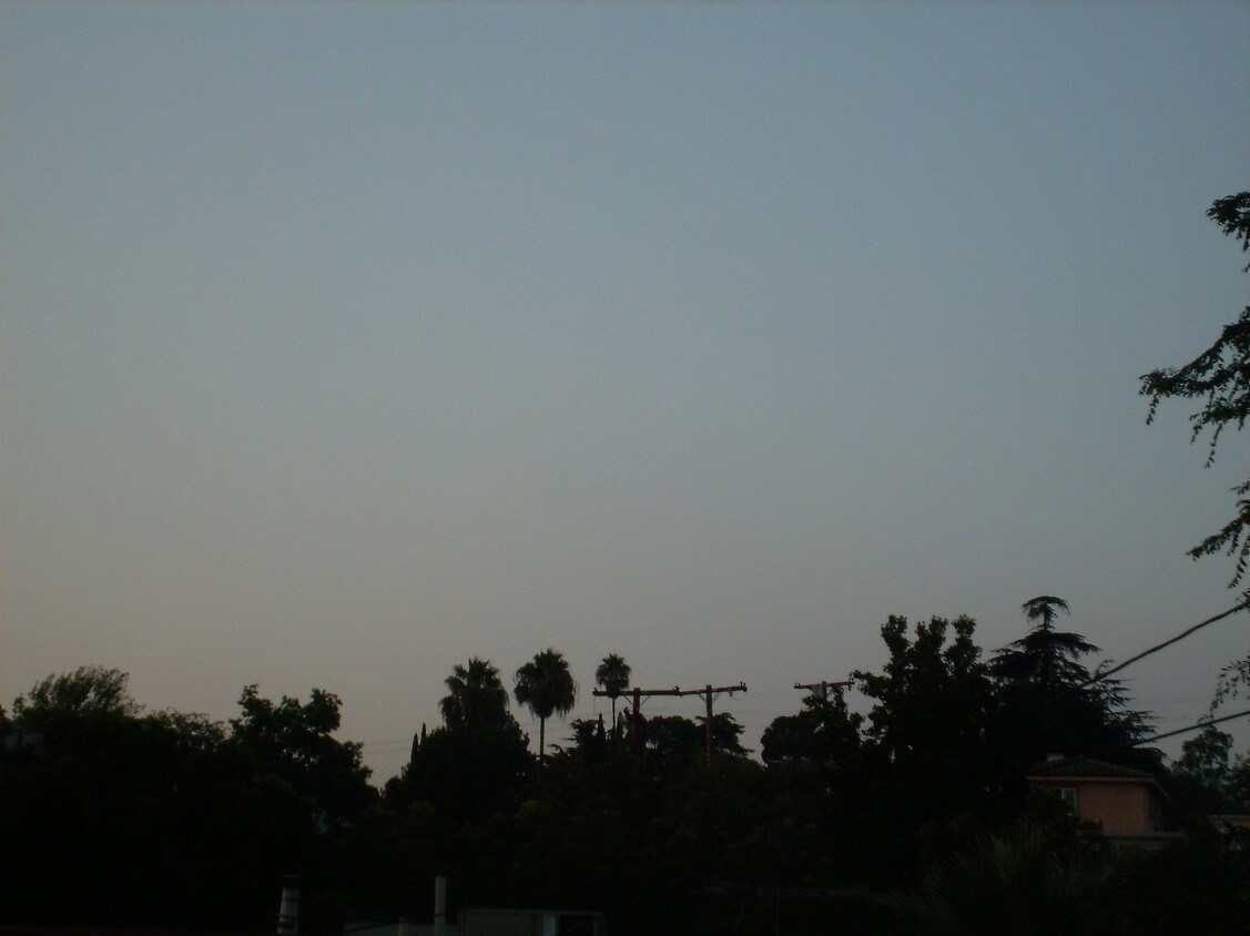 Foto del edificio - 1456 1/2 E Chevy Chase Dr