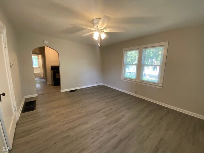 Foto del edificio - 1464 N Gladstone Ave