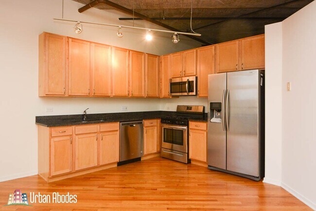 Building Photo - 933 W Van Buren St
