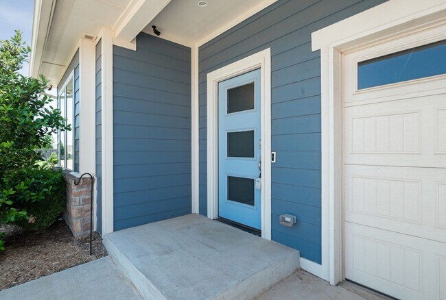 Building Photo - Gorgeous 3 Bed 2.5 Bath 2 Story Home in Yu...