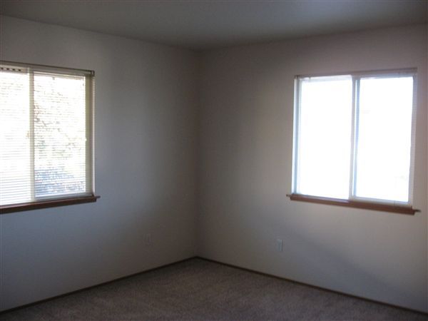 Building Photo - 1051 SE 8th Ave