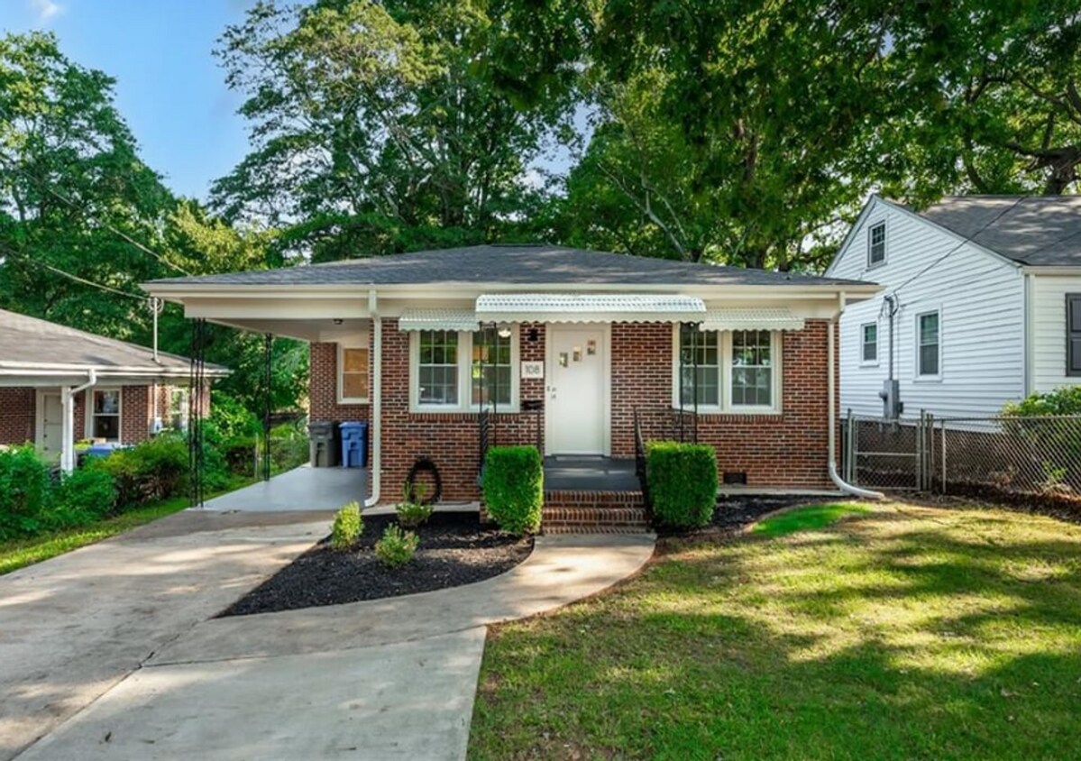 Primary Photo - 2 bedroom, 1 bath Brick Bungalow in Prime ...