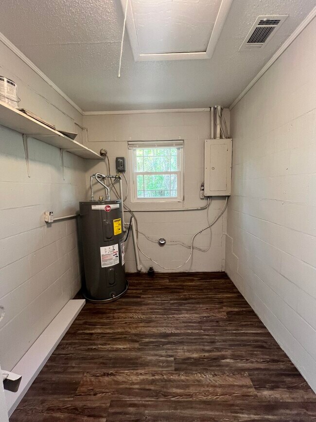 Building Photo - 2613 Rippee Rd