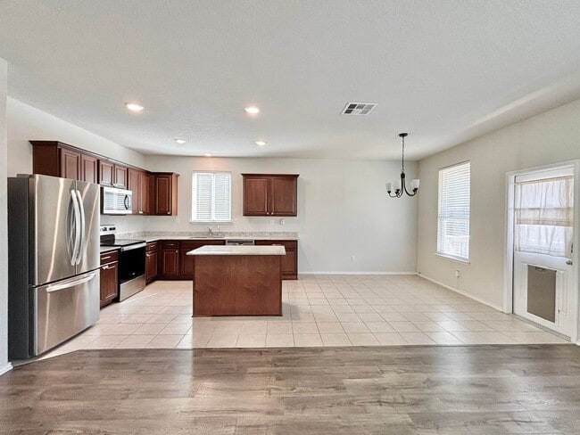 Foto del edificio - Beautiful two story home with flex space a...
