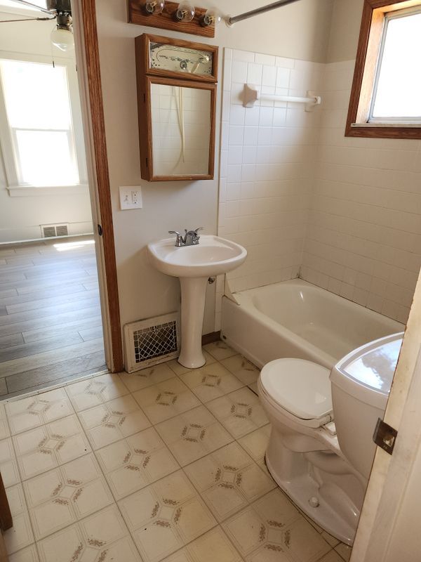Building Photo - 2423 Barth St