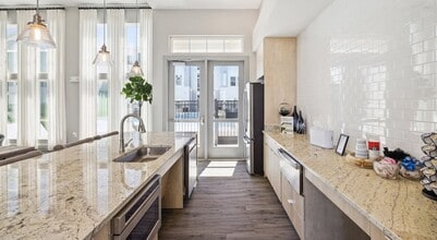 Building Photo - 8877 Lakes at 610 Dr