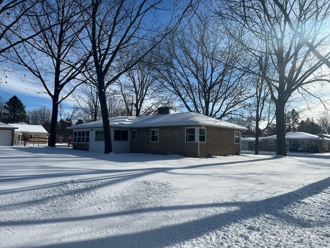 Foto del edificio - Click the “Apply Now” button or email wapmrentals@gmail.com for a prompt response.