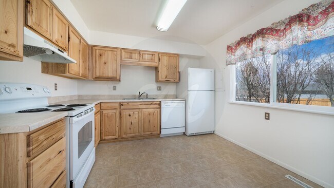 Building Photo - Cute Updated Village Seven Rancher