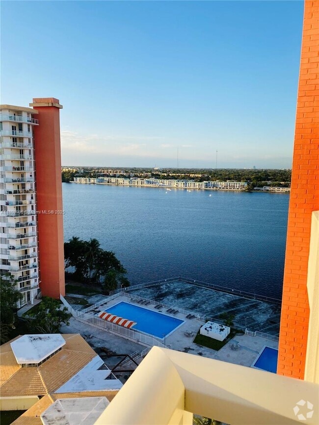 Building Photo - 1351 NE Miami Gardens Dr