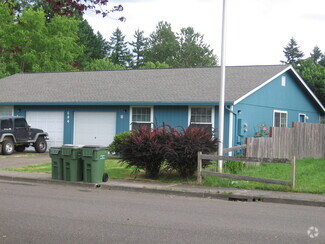 Building Photo - 604 E 10th St