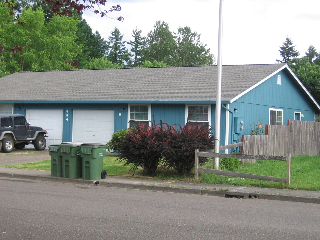 Foto principal - 604 E 10th St