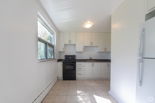 1BR, 1BA - 624SF - Kitchen - 7 Glazebrook Ave