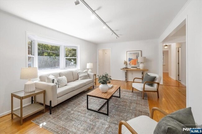 Building Photo - 947 E Glen Ave