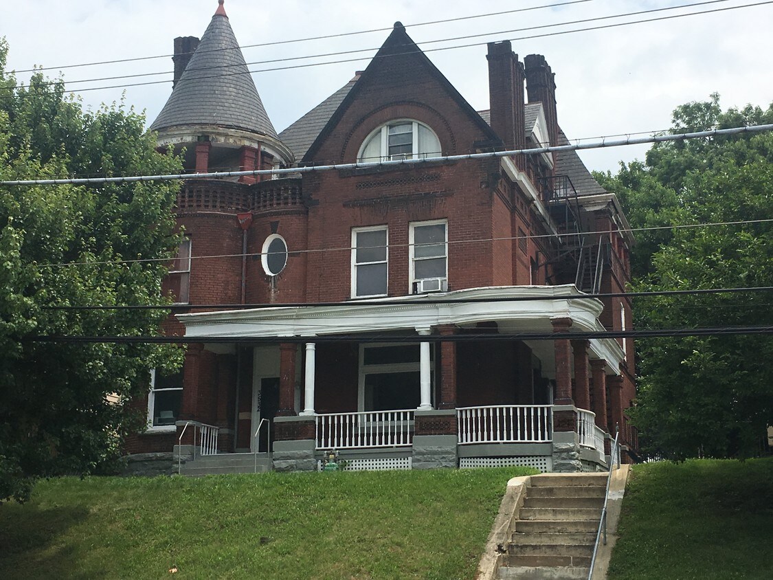 Primary Photo - Upscale 7 Unit Building
