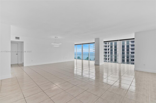 Building Photo - 600 Grapetree Dr
