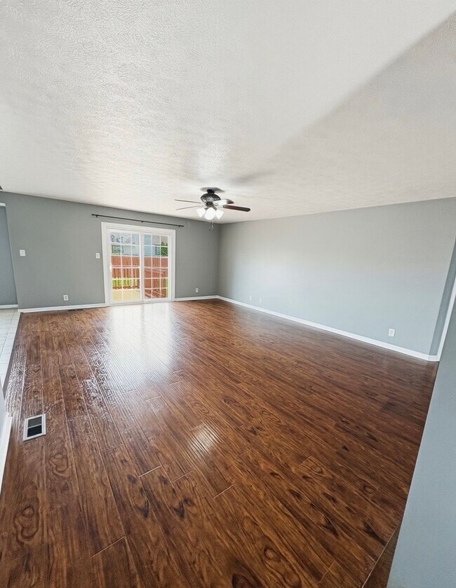 Building Photo - Charming & Spacious Large Home with Bonus Room
