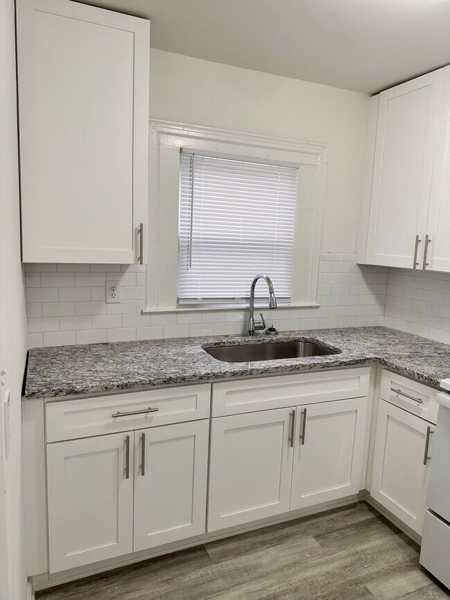 Foto del edificio - 2910 Hummingbird Ln