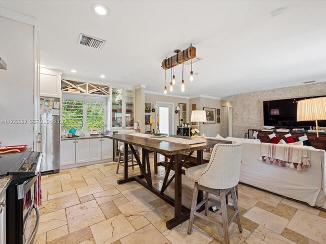 Building Photo - 6300 SW 48th St