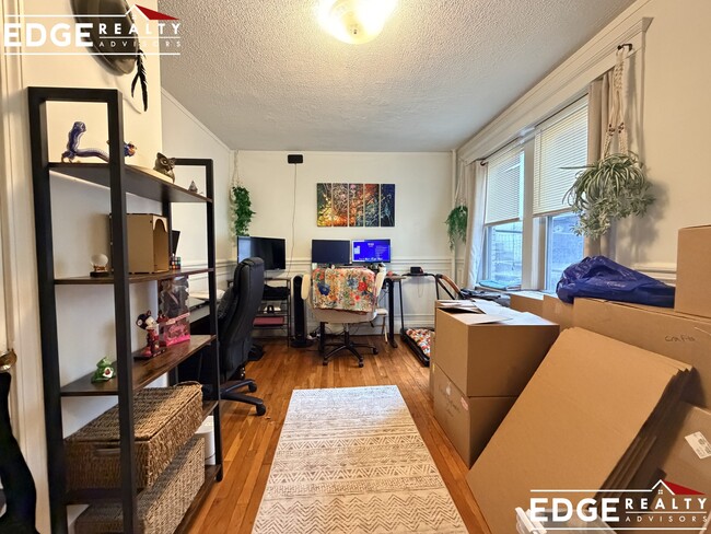 Building Photo - 253 Kelton St