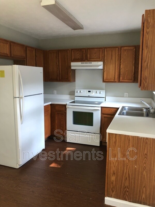 Building Photo - 186 Village Pl