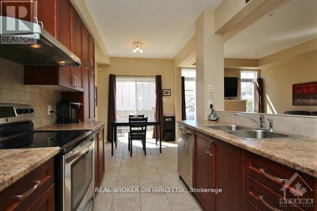 Building Photo - 615 Pepperville Crescent